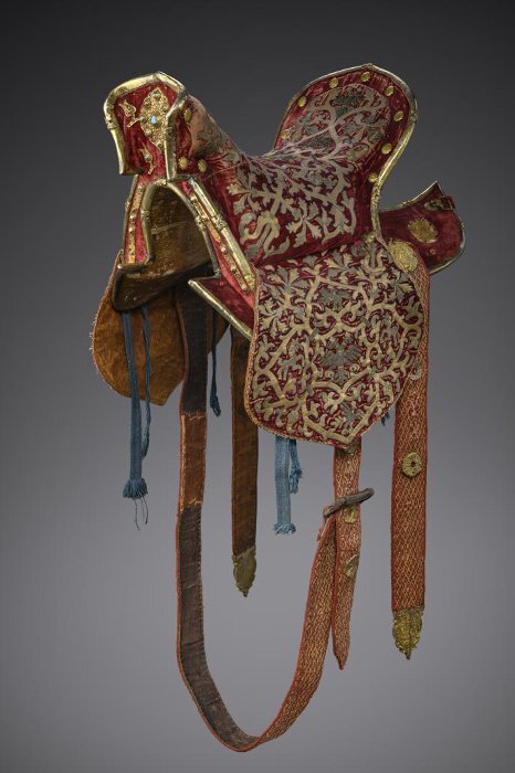 Седло. Россия, Мастерские Московского Кремля, XVI в. Длина общая: 47,5 см; высота передней луки: 32 см; высота задней луки: 25 см. Принадлежало царю Ивану IV Грозному.