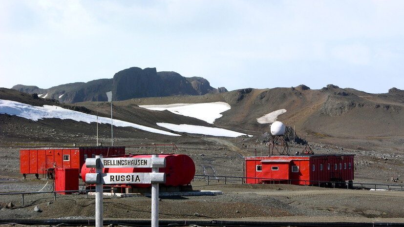     Идея открытия станции «Беллинсгаузен» обсуждалась советскими полярниками ещё в 1950-е годы. Сначала её хотели разместить на острове Земля Александра I, но позднее всё-таки остановились на острове Кинг-Джордж (Ватерлоо), входящем в группу Южных Шетландских островов  Wikimedia Commons / CC BY-SA 3.0