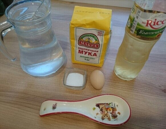 Даже одно деревенское яйцо делает тесто желтее.