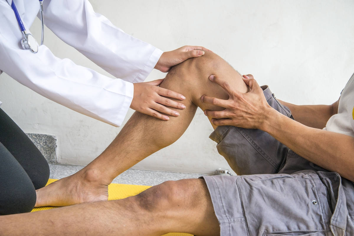 Массаж ног после операции. Массаж коленного сустава. Массаж после эндопротезирования тазобедренного сустава. Реабилитация коленного сустава. Боль в суставах.