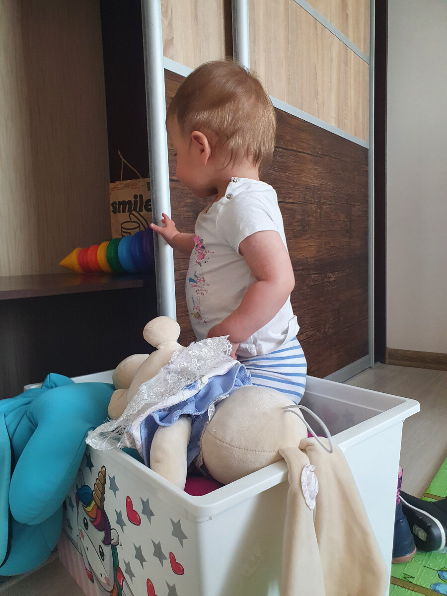 Дочка залезла в коробку с игрушками