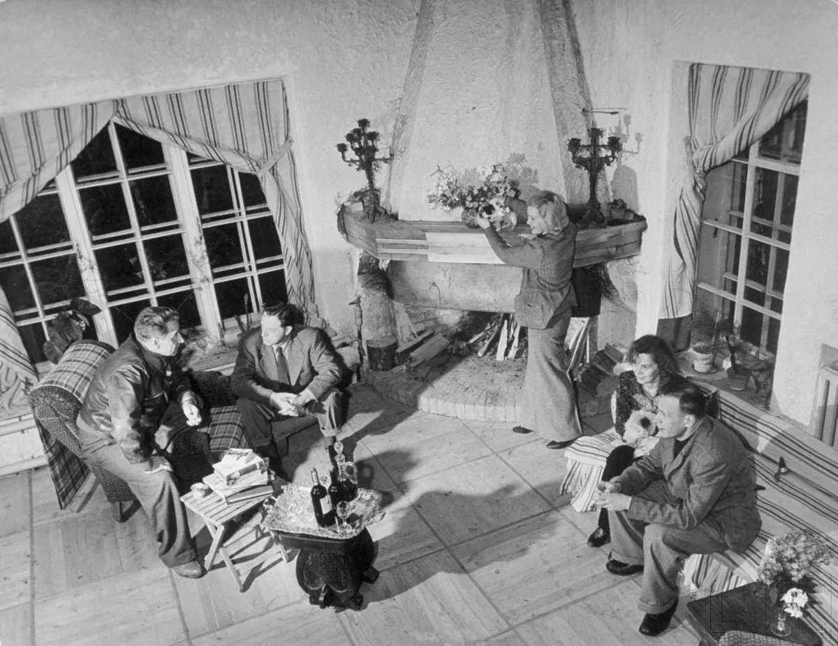  Иметь свою дачу в советское могли себе позволить далеко не все представители творческой элиты. Если кому и выделяли участок, то строиться приходилось самому. Искать по блату доску, кирпичи.-6