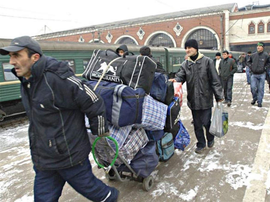 Таджики уезжают на родину. Трудовые мигранты. Гастарбайтеры едут в Россию. Эмигранты в Москве. Мигранты в России.