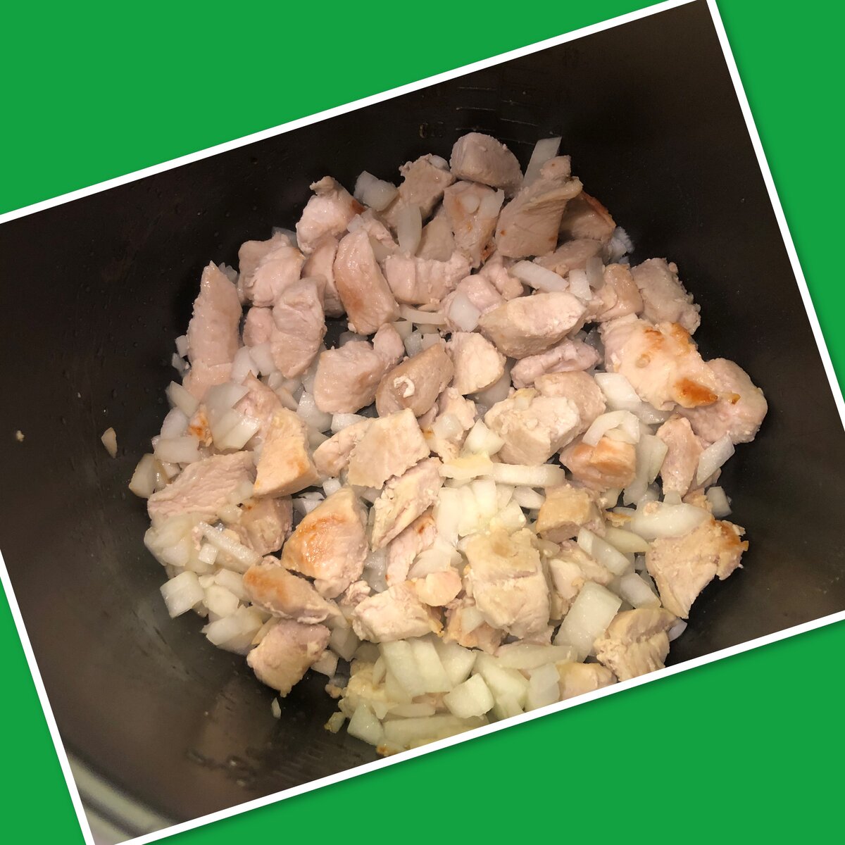 1 луковицу измельчаем и отправляем к индейке 