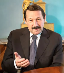 Вы капитан команды, в молодости руководящий комсомольский работник, Вы быстро всё поймёте, соберёте и подготовите команду. В наших рядах капитаном может быть лауреат премии Ленинского Комсомола. Тема домашних заданий, тема встреч – страна, регион, гражданин, избиратель, депутат их влияние друг на друга. Конкретно Вы, Г. Скляр, в 2016 году на выборах в ГД РФ кандидатом позиционировали себя человеком В.В. Путина – нашего президента. Он лично ставил перед Вами задачи и Вы их успешно выполняли. Во многом, благодаря этому, Вас избрали тогда депутатом ГД РФ. Попробуем разобраться в сути Вашей депутатской деятельности. Оправдали ли Вы, как человек В.В.Путина, надежды избирателей. Поединки по конкретным делам и событиям нашей общественной калужской жизни с Вашим участием в них это покажут. Принимаете вызов?