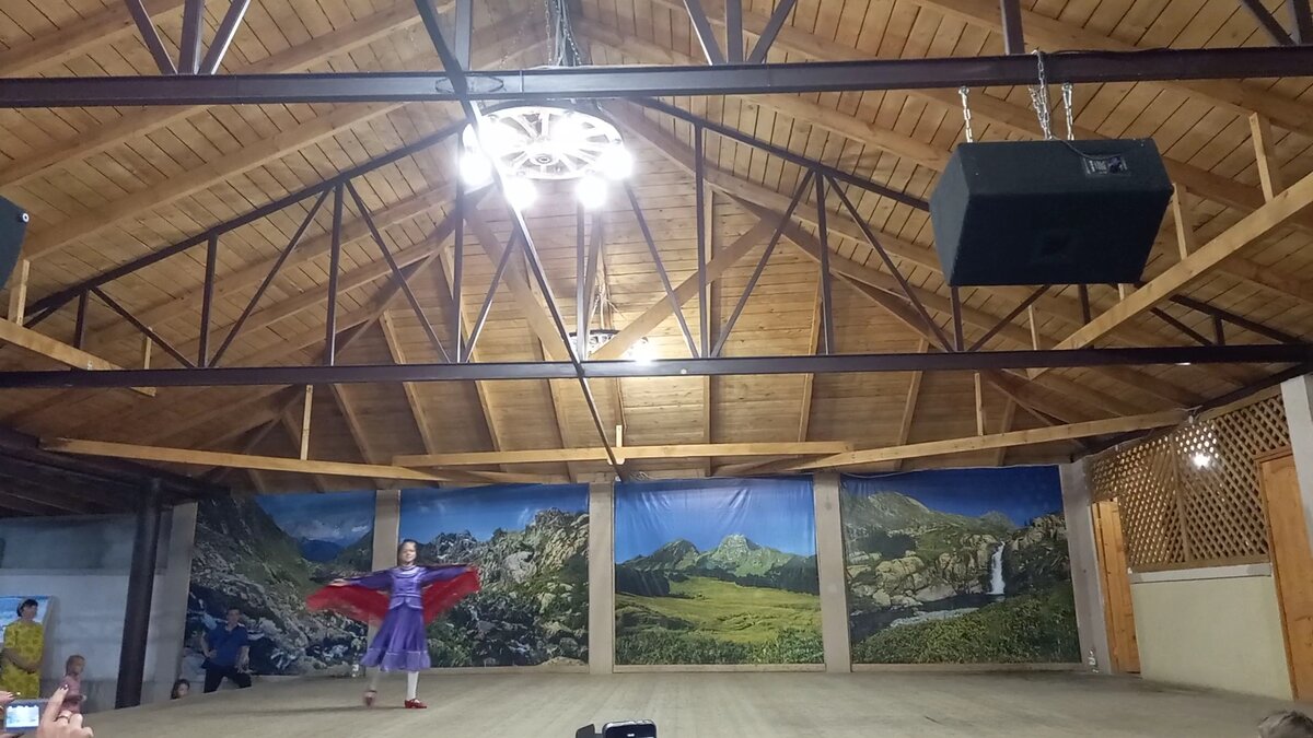 Юная артистка танцует народный танец