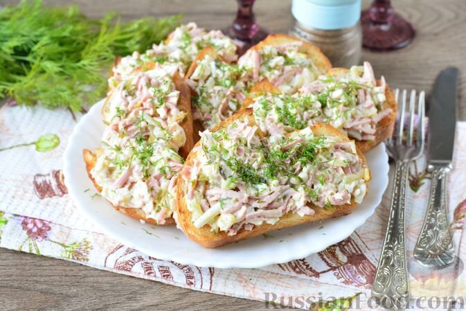 хлеб белый, сосиски, огурцы солёные, яйца, майонез, чеснок, соль, перец чёрный молотый, зелень петрушки
