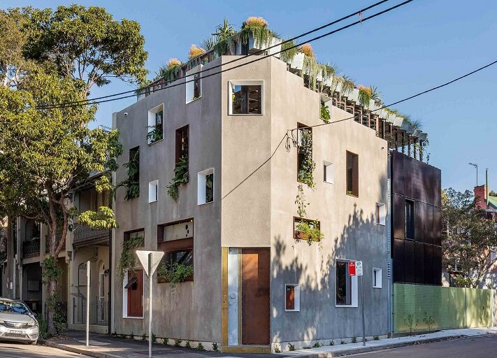 Экодом в Австралии с джунглями на крыше и водоемом с рыбой