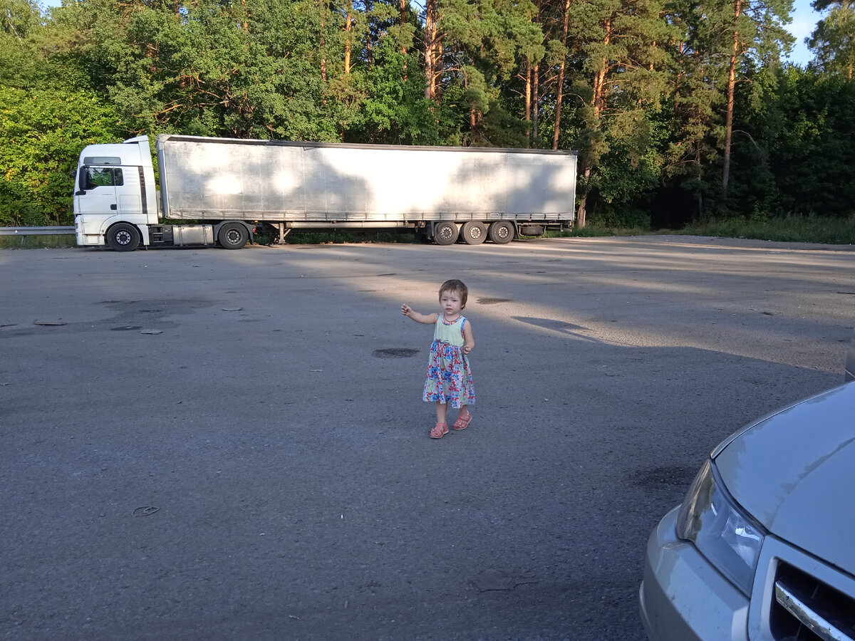 Разминаем ножки на кемпинге. Доча изучает местность. Фото автора