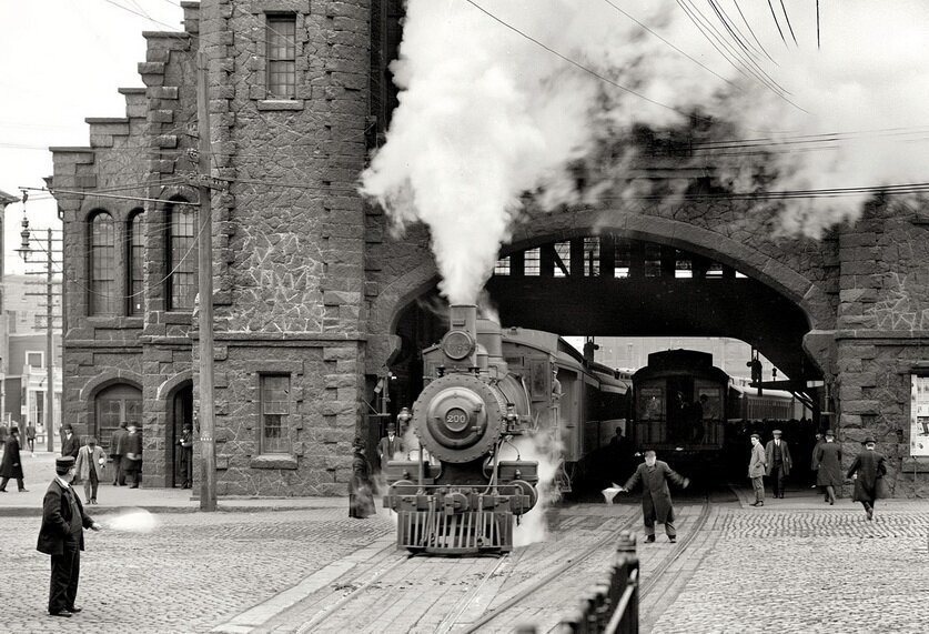 Отправление поезда фирмы "Санетти"