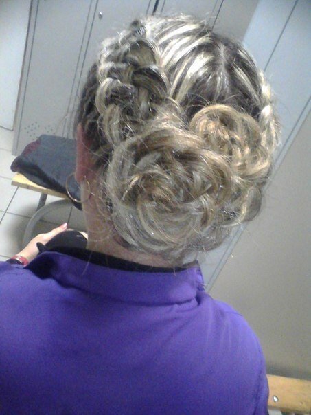 Две косы вплетены в розу,подойдет на вечер,первое сентября и любой праздник