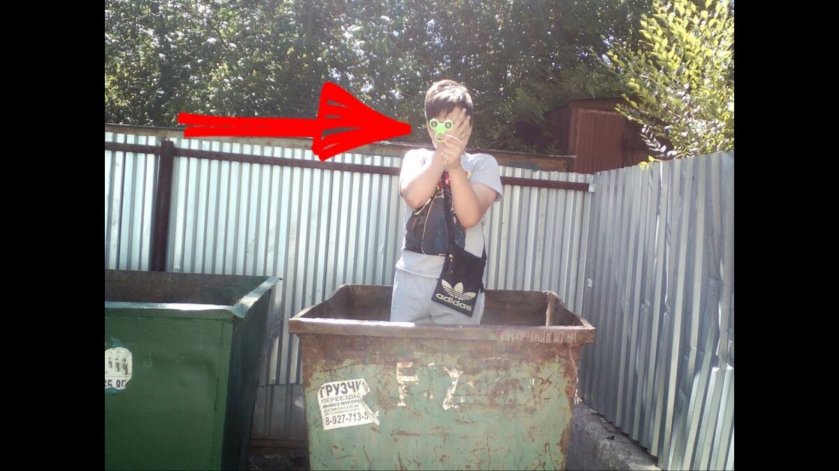 Вот этот парень, например, залез в мусорку ради спиннера.