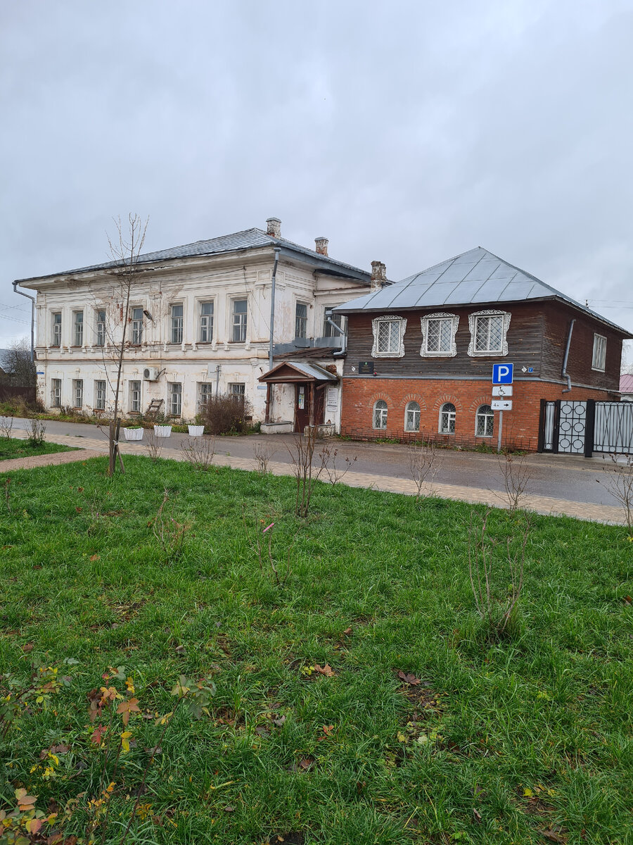 От улиц города веет провинциальностью.. Ну, не в том плане, что вам хочется скорее сесть в машину и выскочить на федеральную трассу.. Скорее, пытаешься представить как тут было во времена расцвета и сможет ли что-то изменится к лучшему в будущем..