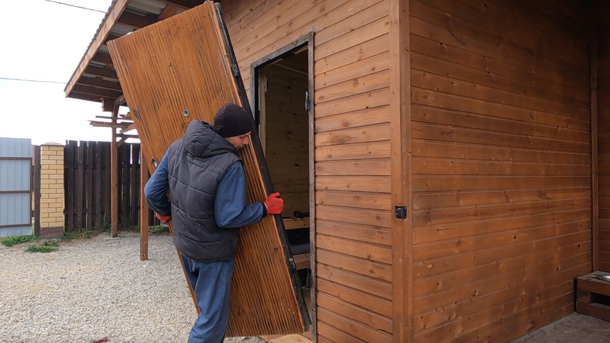 Новая-старая дверь очень мощная и тяжелая. Потратил много сил, чтобы самостоятельно установить на петли 