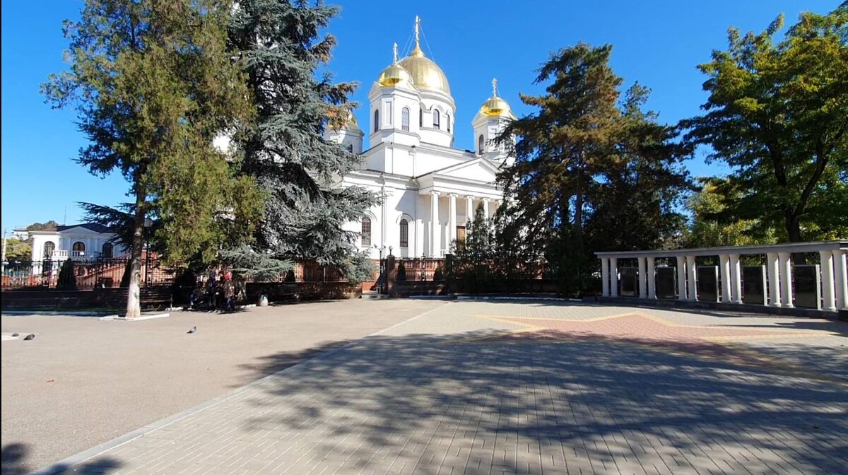 Собор Александра Невского и сквер Победы.