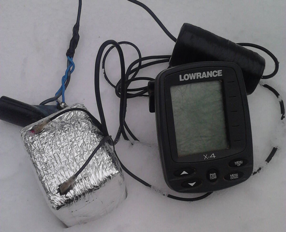 Фото автора. Зимой я пользуюсь простым летним эхолотом. Всё отлично работает. Даже блесну видно на экране.