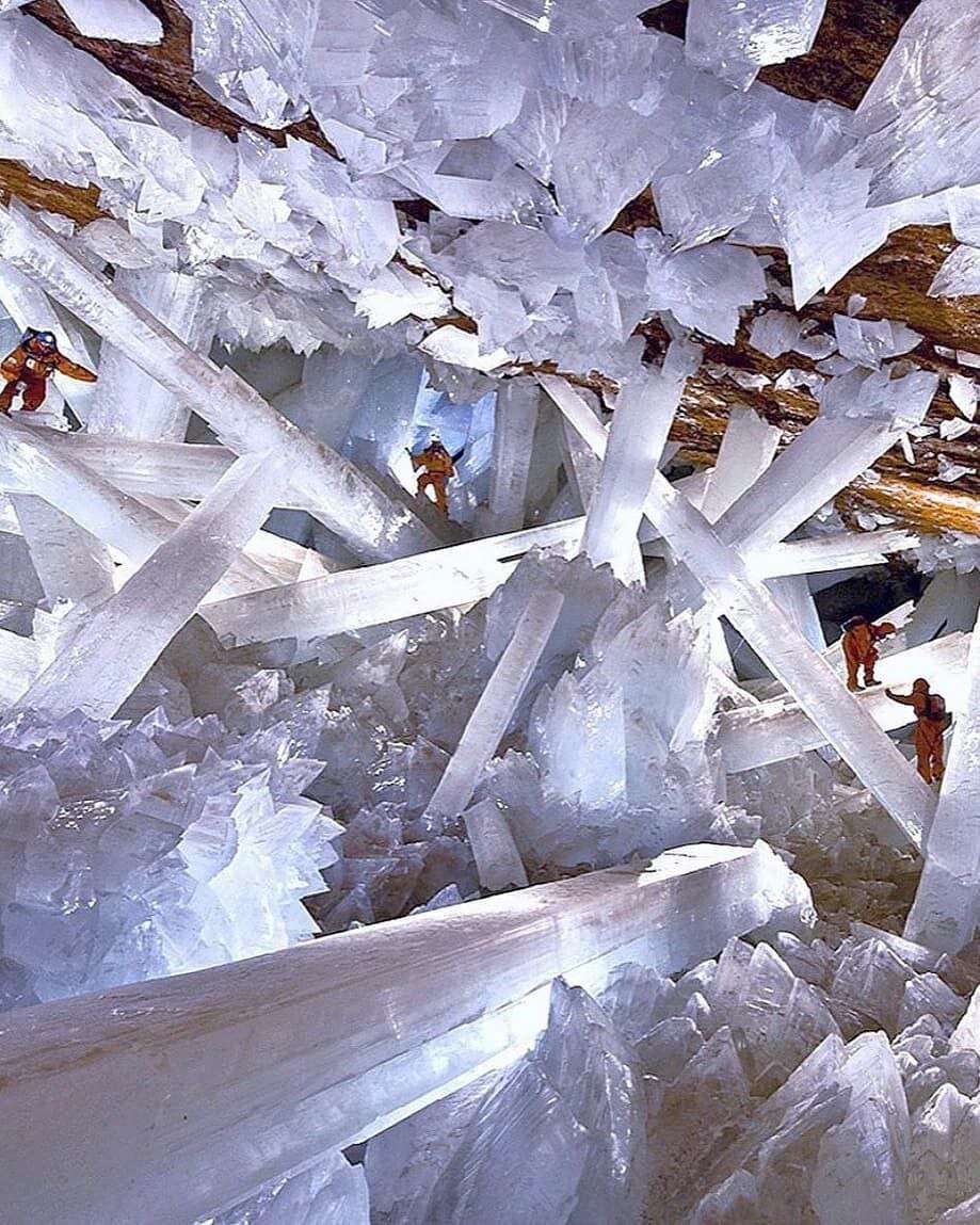 Город найка. Пещере кристаллов в шахтовом комплексе Найка. Кристальная пещера в Мексике. Пещера кристаллов гигантов в Мексике. Пещера Куэва де Лос Кристалес.