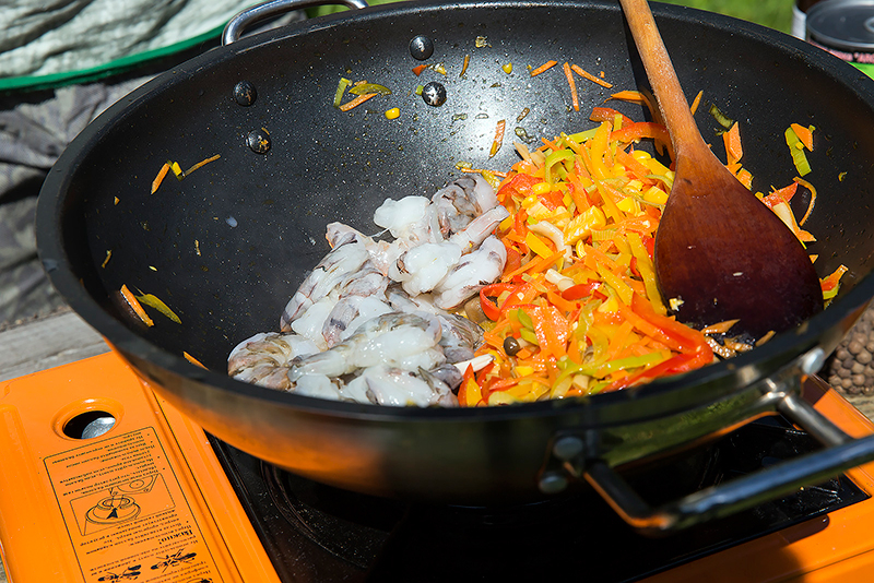 Вок рецепт. Готовка в воке. Блюда приготовленные в воке. Wok сковорода. Мясо на сковороде вок это.