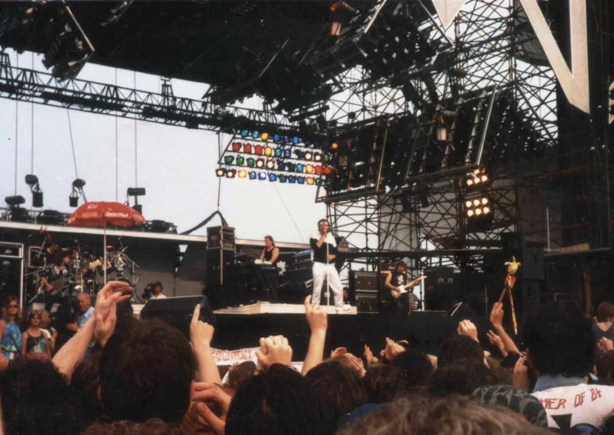 Фиш перед выступлением Queen 21 июня 1986 года      http://queenlive.ca/queen/live%20pics/86-06-21_Mannheim_Marillion_01.jpg