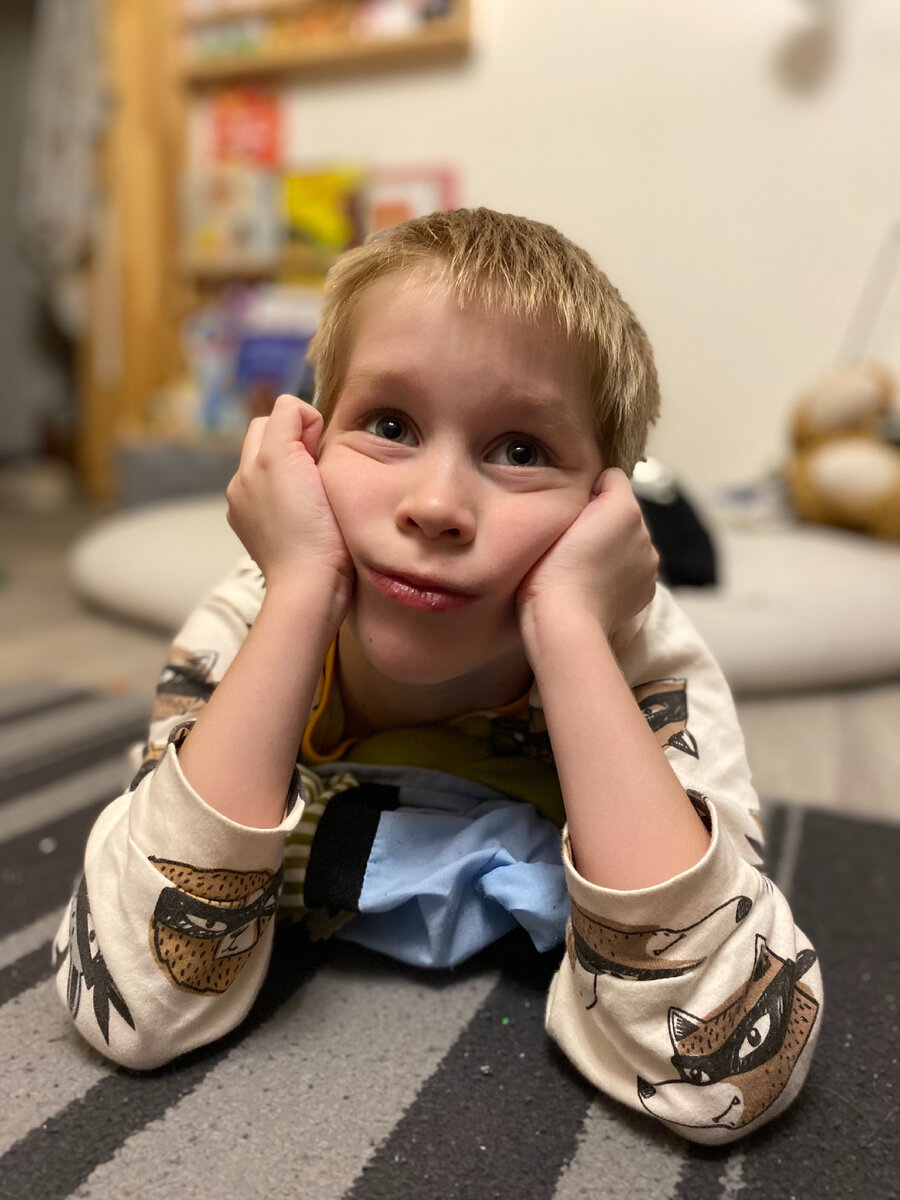 Фото автора. То ли еще будет ой-ой-ой (С) Петя с тревогой всматривается в первый класс, маячащий на горизонте 