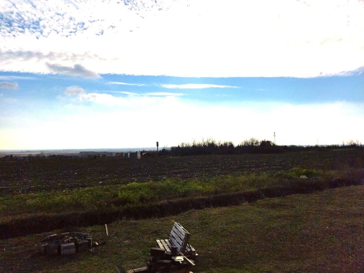 Так выглядит из окна. Сразу и не поймешь, что кладбище.