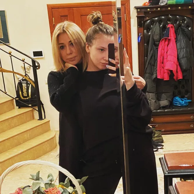 Алена Апина и Ксения Иратова, @neapina