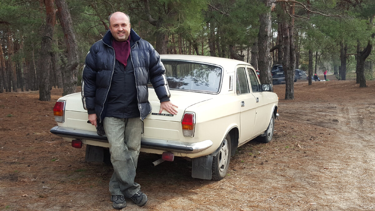 В 1986 году папа взял меня с собой (закончившего школу хорошо) в Москву. Это была награда за хорошее поведение. Мы ехали покупать авто! Мои родители вернулись из-за заграницы. В то чековое время у нас появился единственный шанс стать обладателем машины, да ещё абсолютно новой. Тогда она покупалась, практически, на всю оставшуюся жизнь. В основном все обладатели чеков Внешпосылторга брали ЖИГУЛИ. 