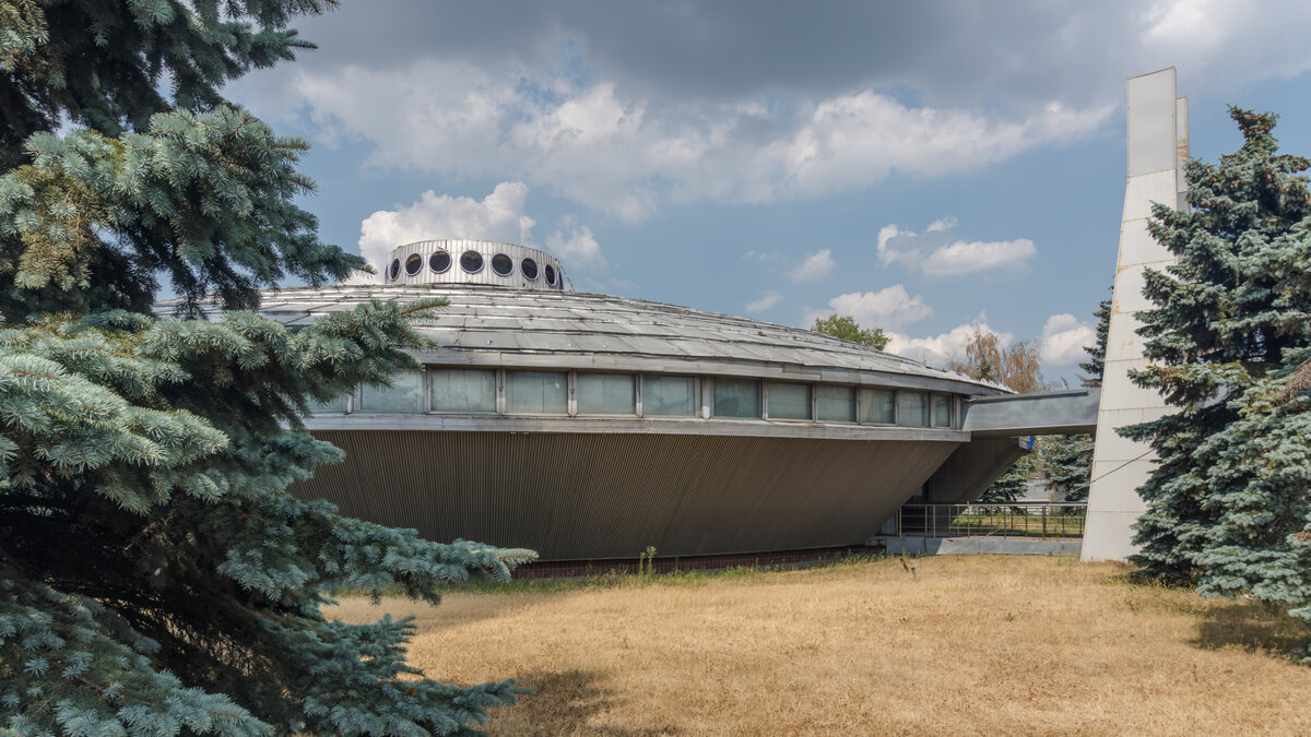 Музей завода АЗЛК по проекту архитектора Юрия Регентова, 1980 года постройки. Фото автора.