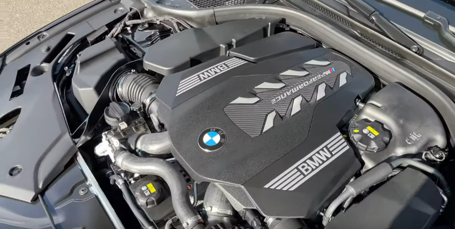 Подкапотное пространство с близкого расстояния, вид справа.