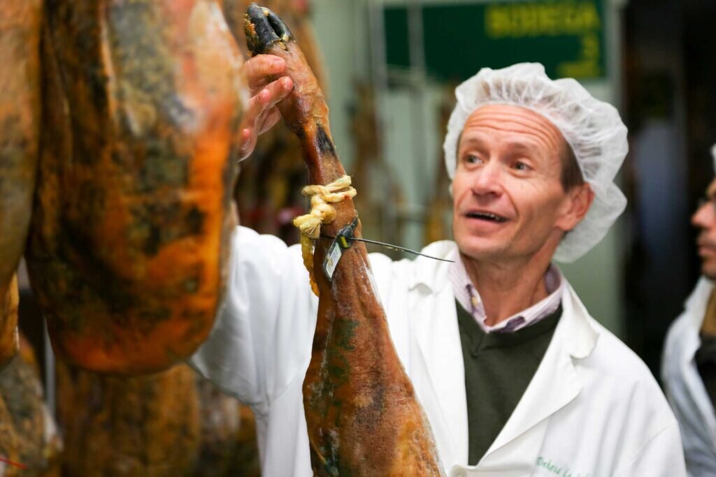 Иберийский хамон. Хамон иберико нога. Национальное блюдо испании хамон. Касалемон испанский деликатес. Кортадор нарезка хамона.