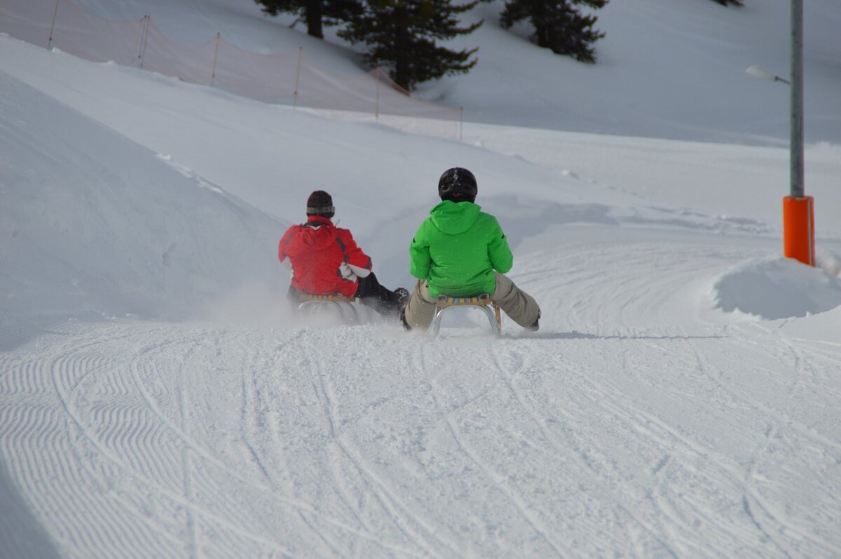 Молодые люди в этот день катались с горок, лепили снеговиков и крепости из снега. Фото: Pixabay.com 