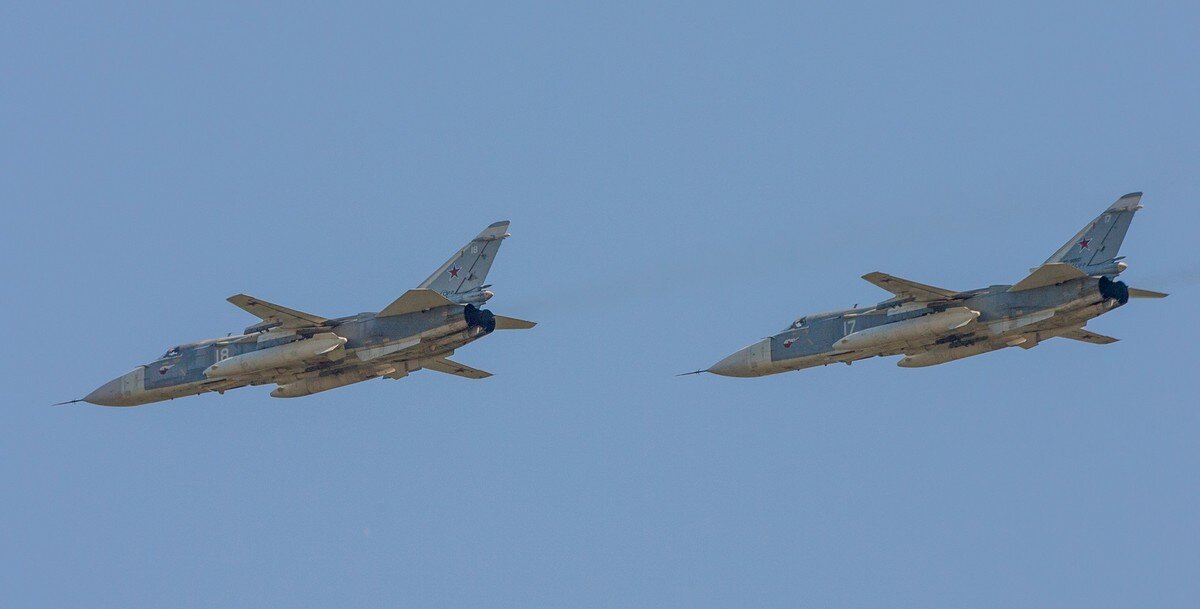 Пара Су-24 ВКС России в небе над Сирией