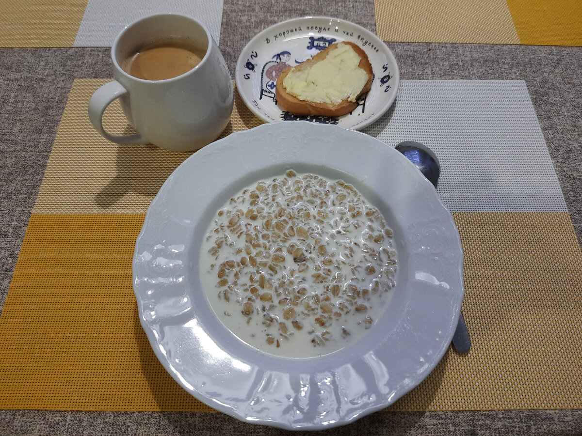 Знаю, многие овсянку едят регулярно. У нас, почему то она не частый гость на столе. Но вот сегодня захотелось. Был также тост с маслом и кофе. 