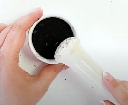 Прежде чем вносить активированный уголь в почву, его лучше растолочь до порошкообразного состояния.