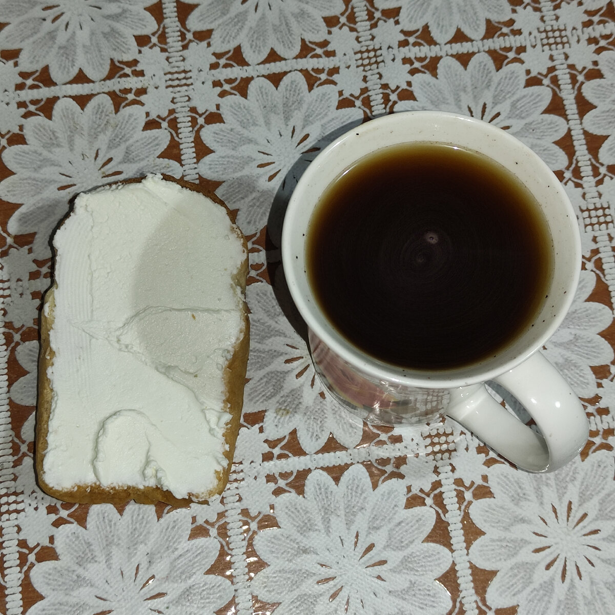 Кофе с сахарозаменителем и бутерброд с творожным сыром