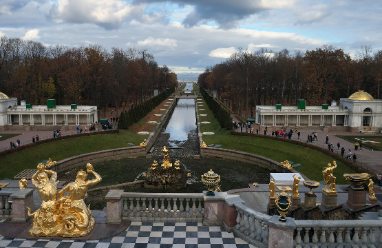 Так выглядит знаменитый Большой каскад без воды. 
