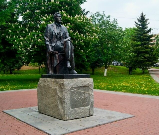 Памятник А. П. Чехову в сквере имени Чехова