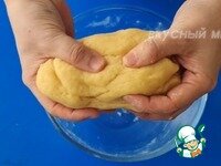     В миске смешать мягкое сливочное масло, сахар и яйцо. Затем добавляем разрыхлитель, ванильный сахар и муку. Замешиваем мягкое, эластичное тесто.