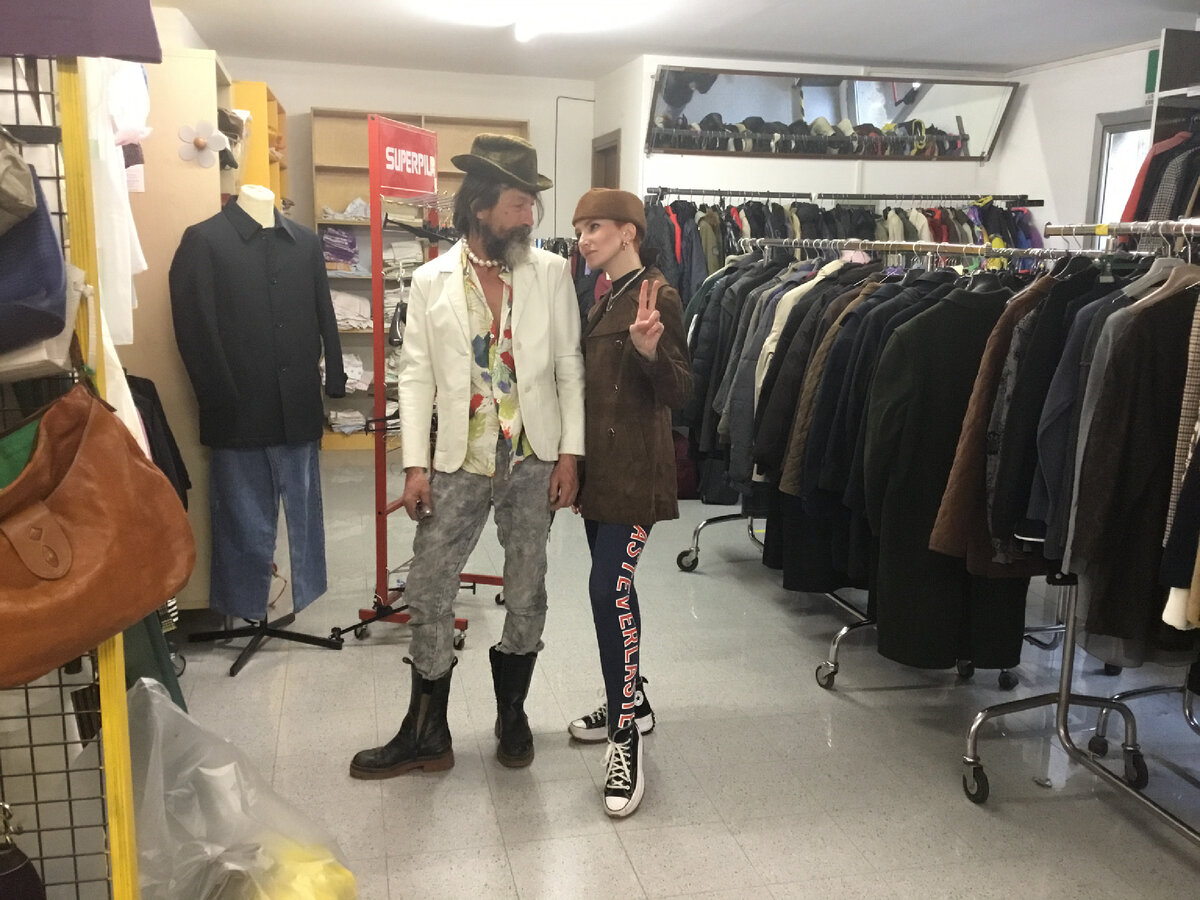 Мы с Катериной приискали нашему другу кожаный белый пиджак. Вписался в образ хорошо. Продали за 6 евро. У нас белые пиджаки обречены на долгое зависание, вот и сделали хорошую скидку. Обычно нечто подобное продаём за 12-15 евро. 