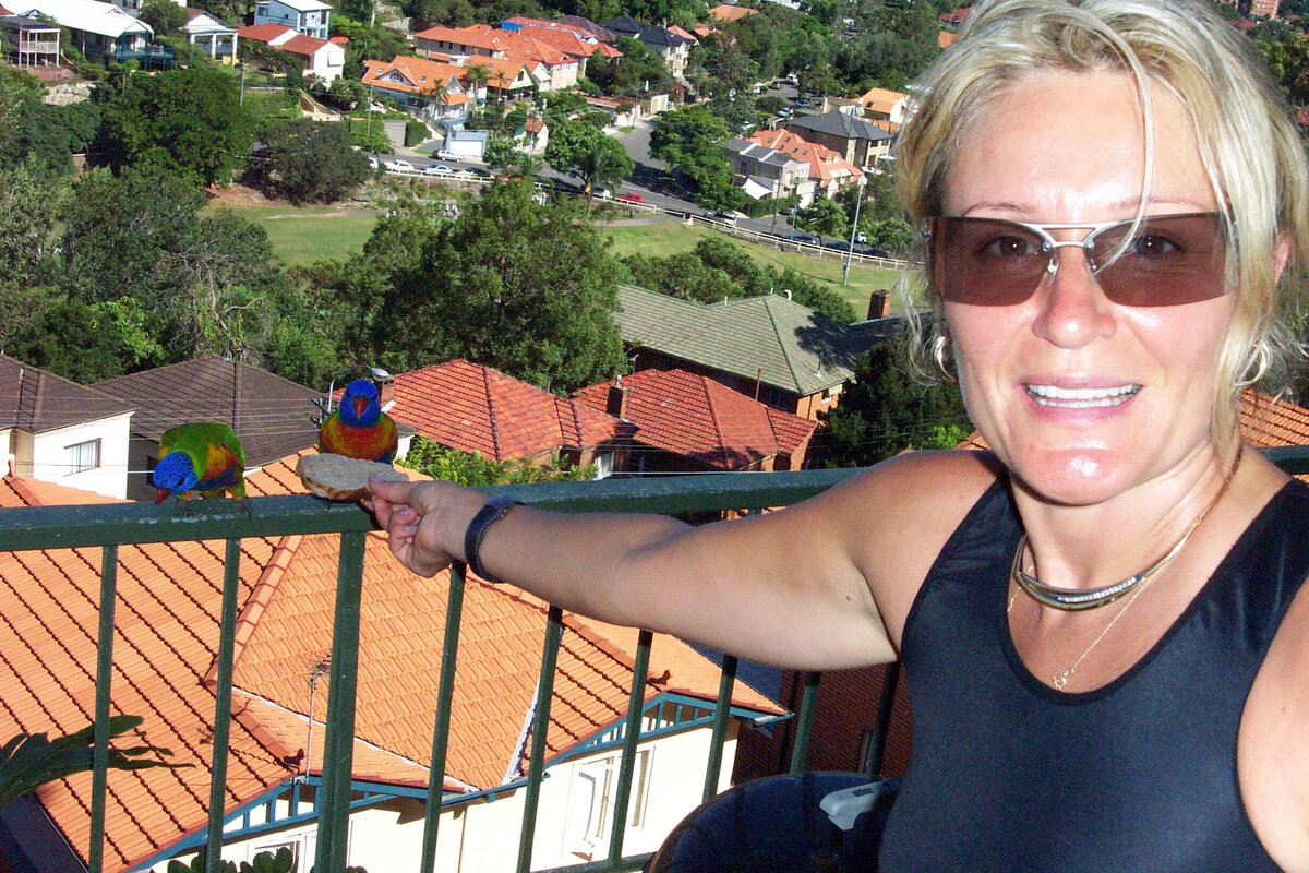 Кормит попугайчика. Фото автора