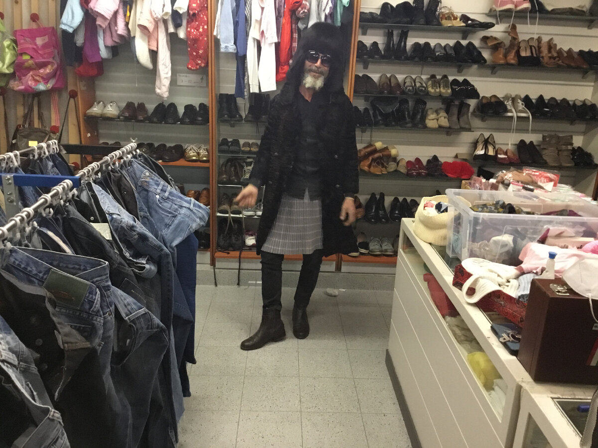 Ренато говорит, что эту юбку тоже нас купил..