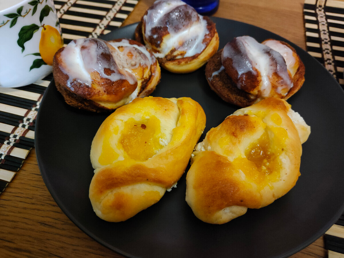 На фото из этого теста булочки двух видов: часть - синнабоны с сахаром и корицей, а часть - с творогом и тыквенным джемом.