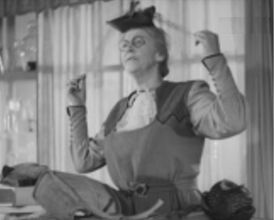 Кадр из советского кинофильма в жанре музыкальной комедии с элементами научной фантастики, 1947 год. Фаина Раневская в роли Маргариты Львовны, экономки Ирины Павловны – «Да, красота - это страшная сила»