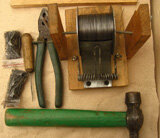 Сам по себе, процесс изготовления  несложный. Что бы сделать в домашних условиях рамки для ульев, потребуется немного сухих реек (лучше использовать липу, можно так же сосну и другие лиственные породы), тонкая проволока и сапожные гвозди. Из инструментов потребуются самые распространенные: плоскогубцы, шило и молоток. Для того, что бы иметь представление, как сделать рамки для пчел,необходимо иметь представление какие используются формы  и основные размеры. Именно форма и размеры рамки влияют на жизнедеятельность пчелиной семьи, а пространство между ними, ширина улочки и сама установка рамок способствуют продуктивности пчел, их интенсивности.