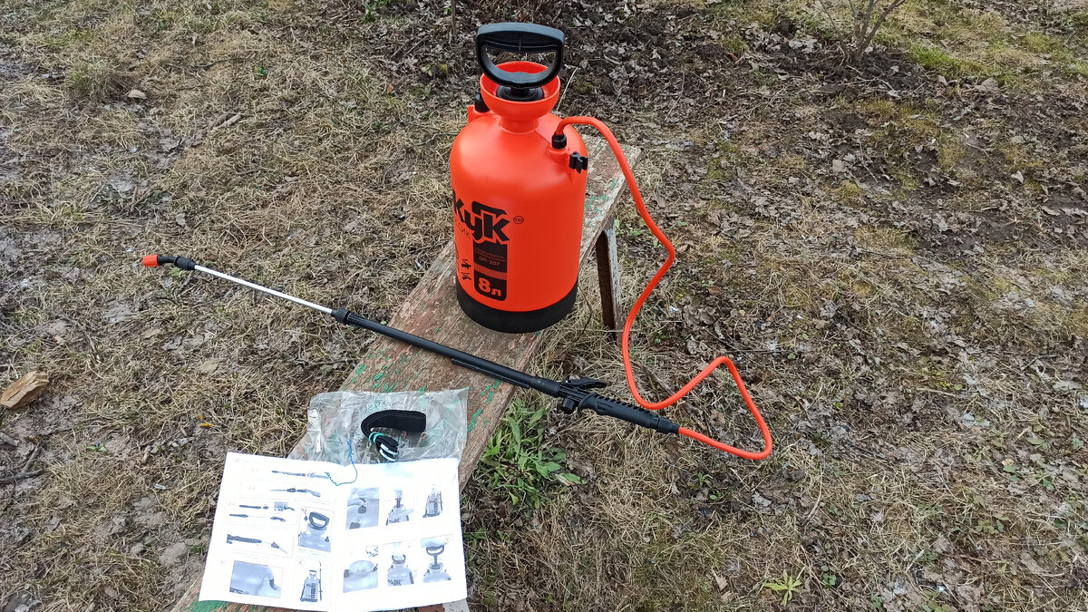 Фото автора. Собираю садовый опрыскиватель. Не пренебрегайте инструкцией.