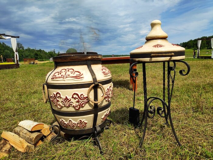 Высокотемпературная готовка на тандыре способствует большему раскрытию вкуса и аромата приготовленных блюд