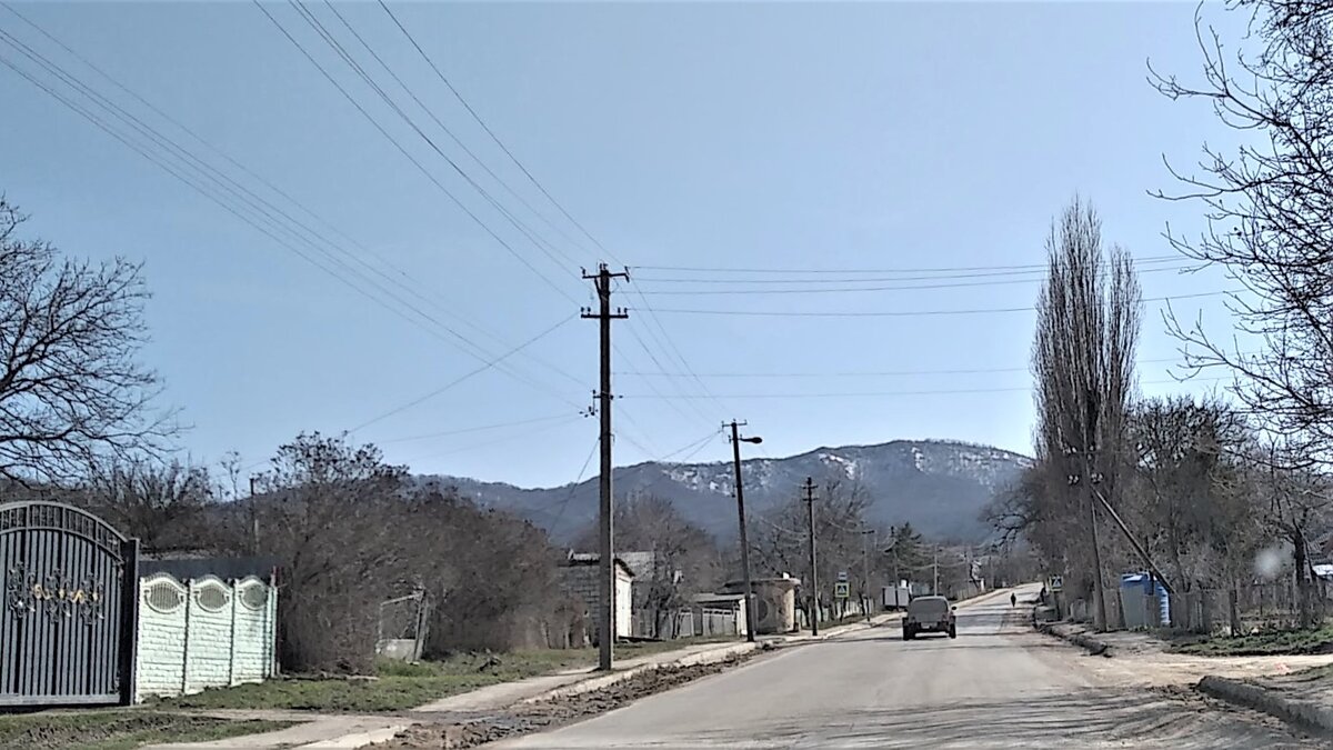 Село Переваловка, вдалеке белые горы