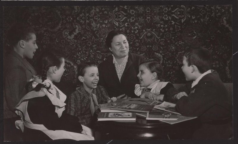 Агния Барто — любимая поэтесса советских пионеров. СССР, Москва, 1950-е гг. Фото: Э. Евзирихин. МАММ/МДФ. Источник: russiainphoto.ru
