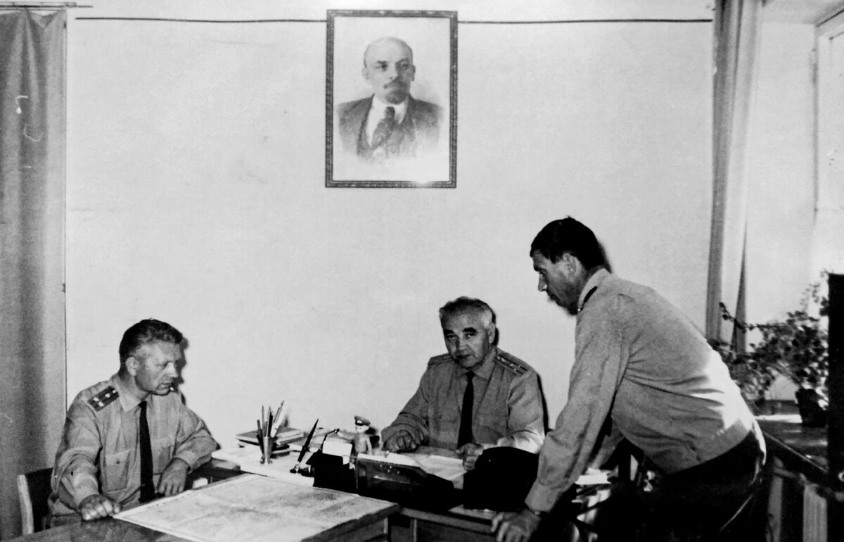 В моём бывшем ОВД, как и во всей советской милиции, триумвират руководителей был традиционен: начальник ОВД (он в центре), его заместитель по оперативной работе (справа) и заместитель по службе (слева). Середина 1970-ых. Фото из личного архива автора.