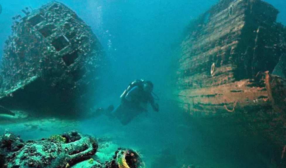 Затонувший город Гераклион. Затонувшие корабли в черном море. Подводная археология черного моря. Затонувший деревянный корабль.
